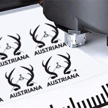 Drucker, der mehrfach ein Logo mit Geweihen und der Aufschrift "Austriana" erstellt.
